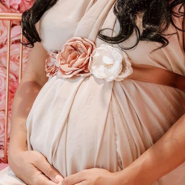 Becoming Mommy Bellyflower – handgemaakte bloemenband in blush, nude en crème
