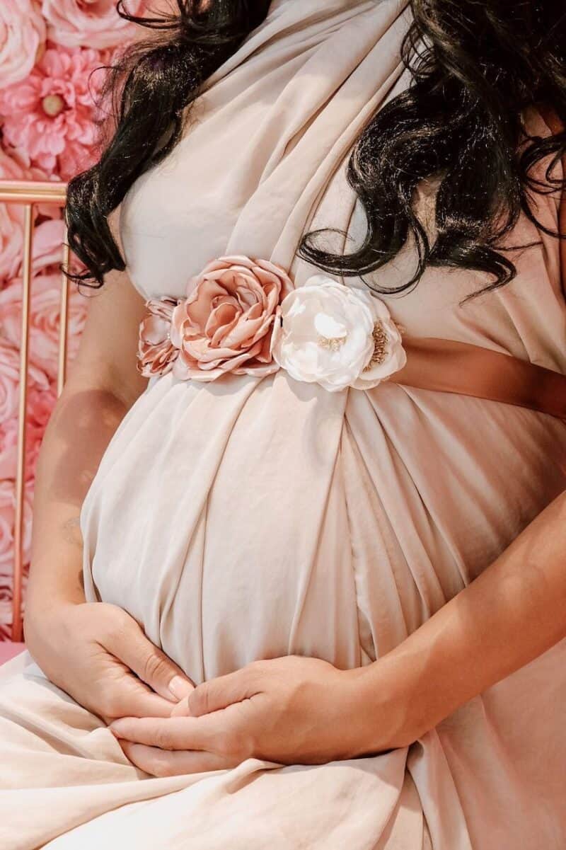 Becoming Mommy Bellyflower – handgemaakte bloemenband in blush, nude en crème