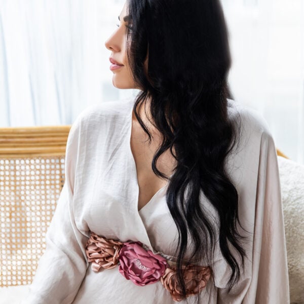 Roselle Dream Bellyflower – handgemaakte oudroze bloemenband voor babyshower of zwangerschapsshoot