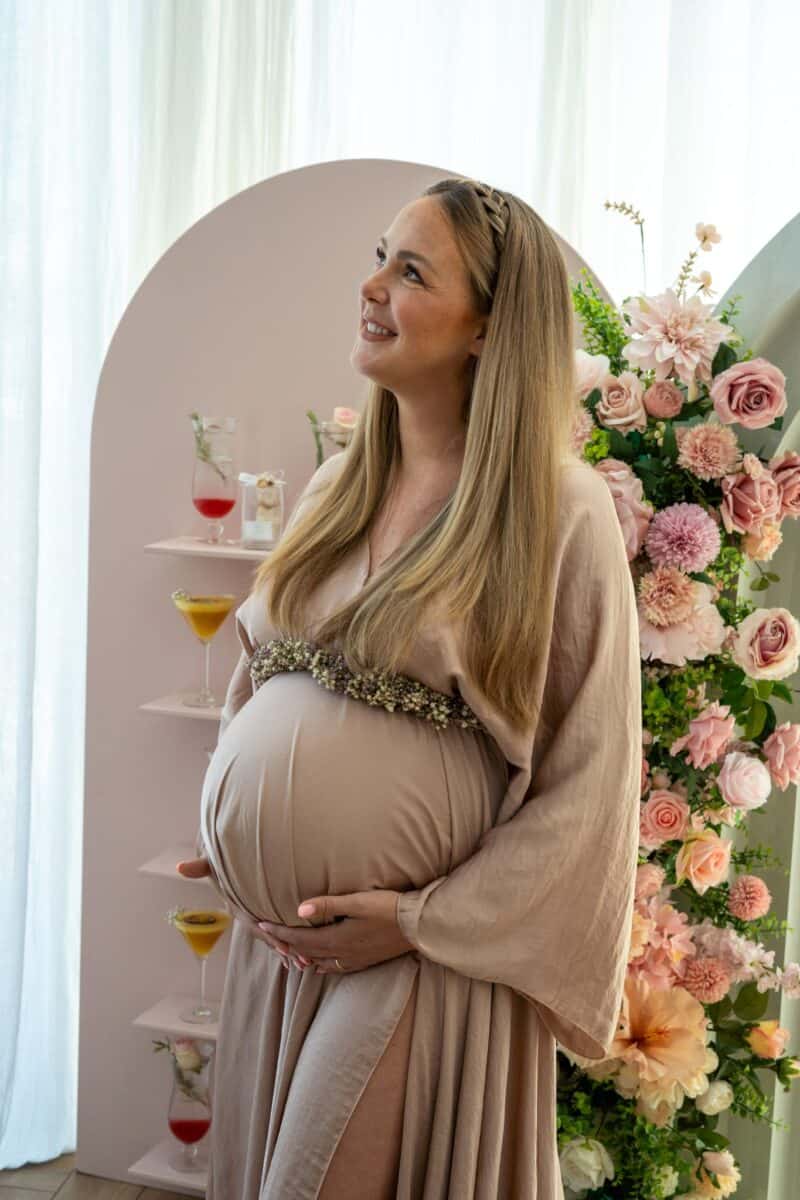 Soft Serenity Bellyflower – handgemaakte bloemenband met gedroogde bloemen in beige en lila, perfect voor babyshower of fotoshoot